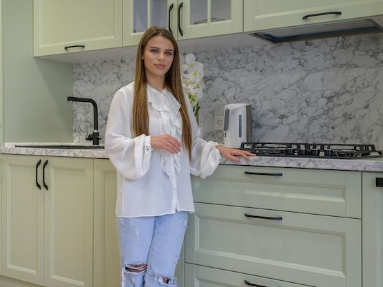 Pastelowa kuchnia na wymiar – jak zaprojektować wnętrze pełne lekkości?