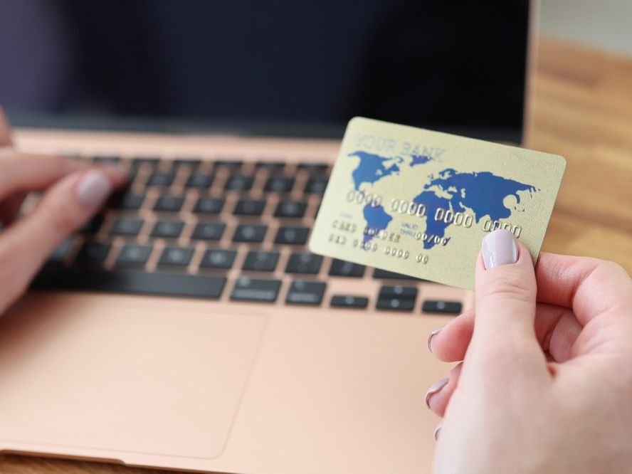 Jak lokalne inicjatywy internetowe wspierają rozwój obszarów wiejskich na przykładzie nowoczesnych platform edukacyjnych