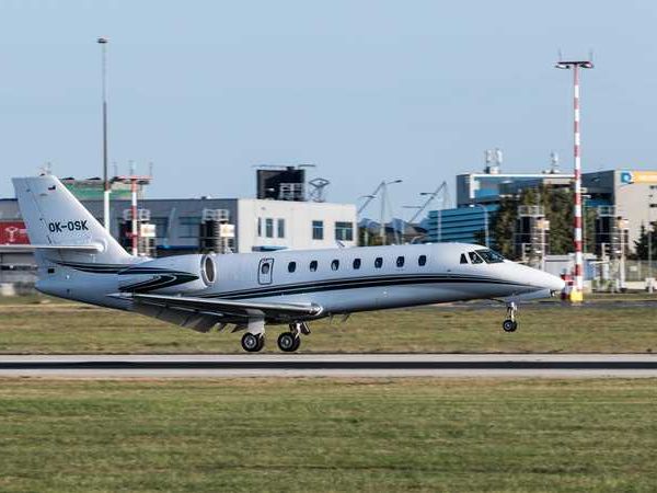 Helikopter czy odrzutowiec – jak wybrać właściwy środek transportu przy prywatnym czarterze?